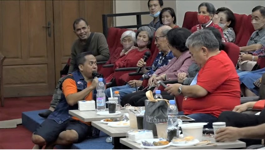 Romo Yus berbincang dengan Bapak Setiawan dari Australia. ternyata ada 2 keluarga juga dibangku atas yang datang dari Australia (2)-PAKAI